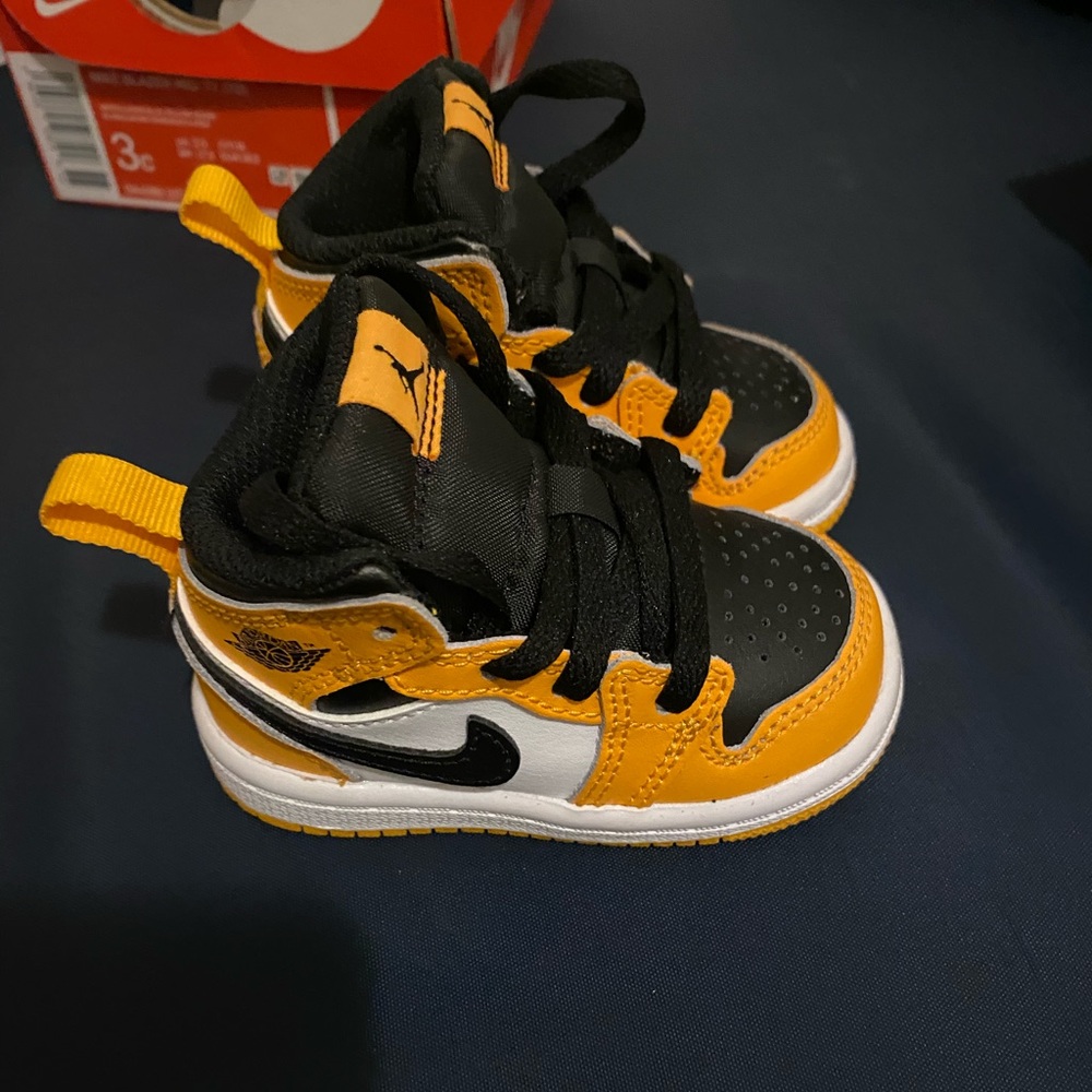 Size 3c yellow and black jordan 1s